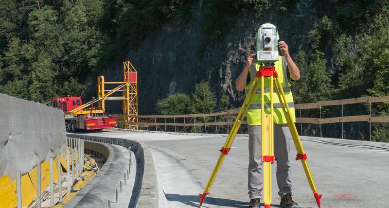 192ManualtotalstationsdesignedforsurveyorsSimplifydemandingsurveyingandstakeouttaskswithFlexLineManu